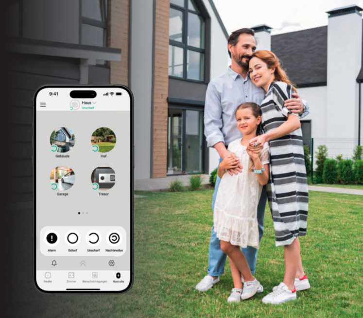 Familie vor Einfamilienhaus mit Ajax Alarmanlage App – Protectum Systems Köln